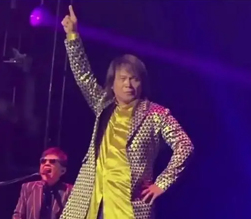 伍佰演唱會麥克風都不拿了？伍佰名字打分，解析