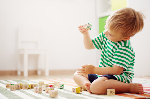 男孩起名丨出類拔萃的男寶寶高分名字,千金難買的男孩好名字