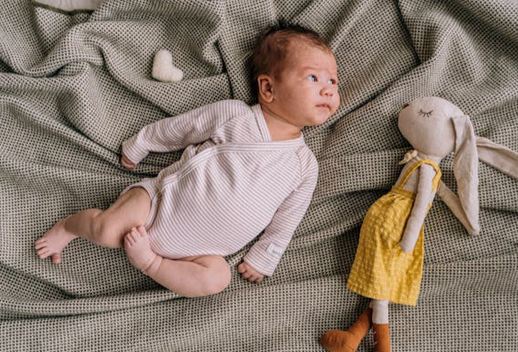 屬蛇人起名丨屬蛇寶寶起名宜用字帶水好不好？