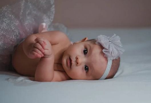 薛姓好聽稀少獨特的名字女生寶寶躺著圖片